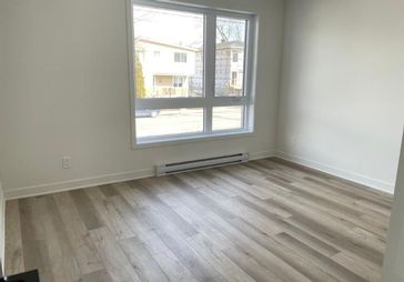 全新装修阳光大四个半condo，近公园超市中超，15分钟到市中心