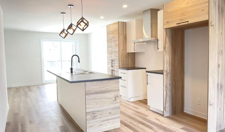 全新装修阳光大四个半condo，近公园超市中超，15分钟到市中心