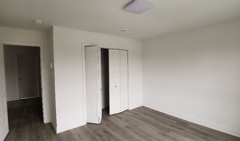 全新装修阳光大四个半condo，近公园超市中超，15分钟到市中心