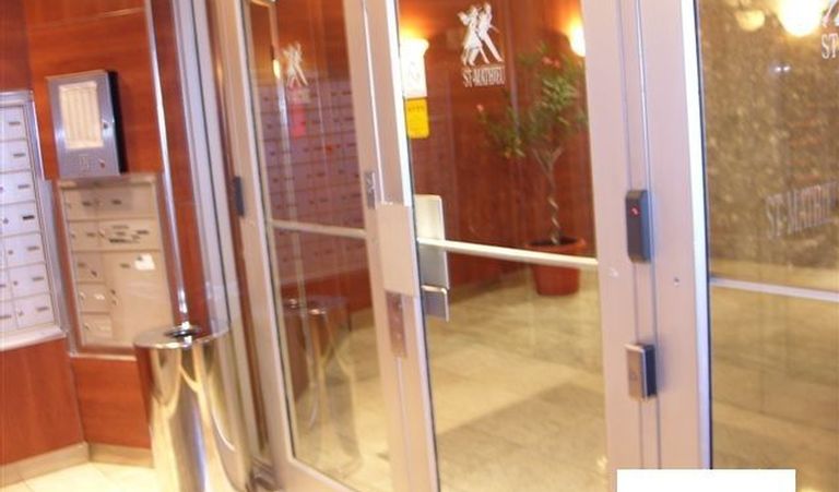 市中心,高档公寓,四半全包,拎包入住, 室内洗衣机\干衣机，找室友