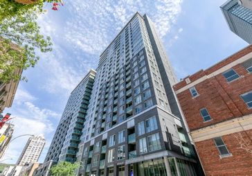 市中心高档两卧公寓出租14楼两卧condo,位置绝佳，短租，带全套家具，拎包入住