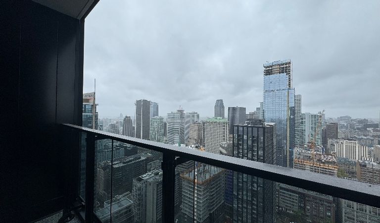 超豪华公寓 小三个半 1600包全部家电 40层风景绝佳