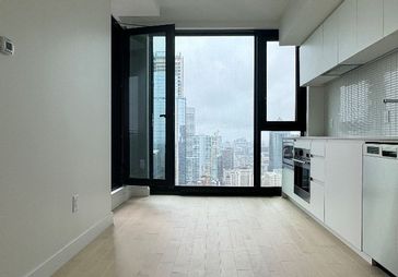 超豪华公寓 小三个半 1600包全部家电 40层风景绝佳