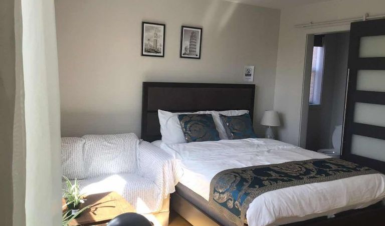 蒙特利尔大学步行可到，新装修，地铁cote saint Catherine旁，分租一个卧室